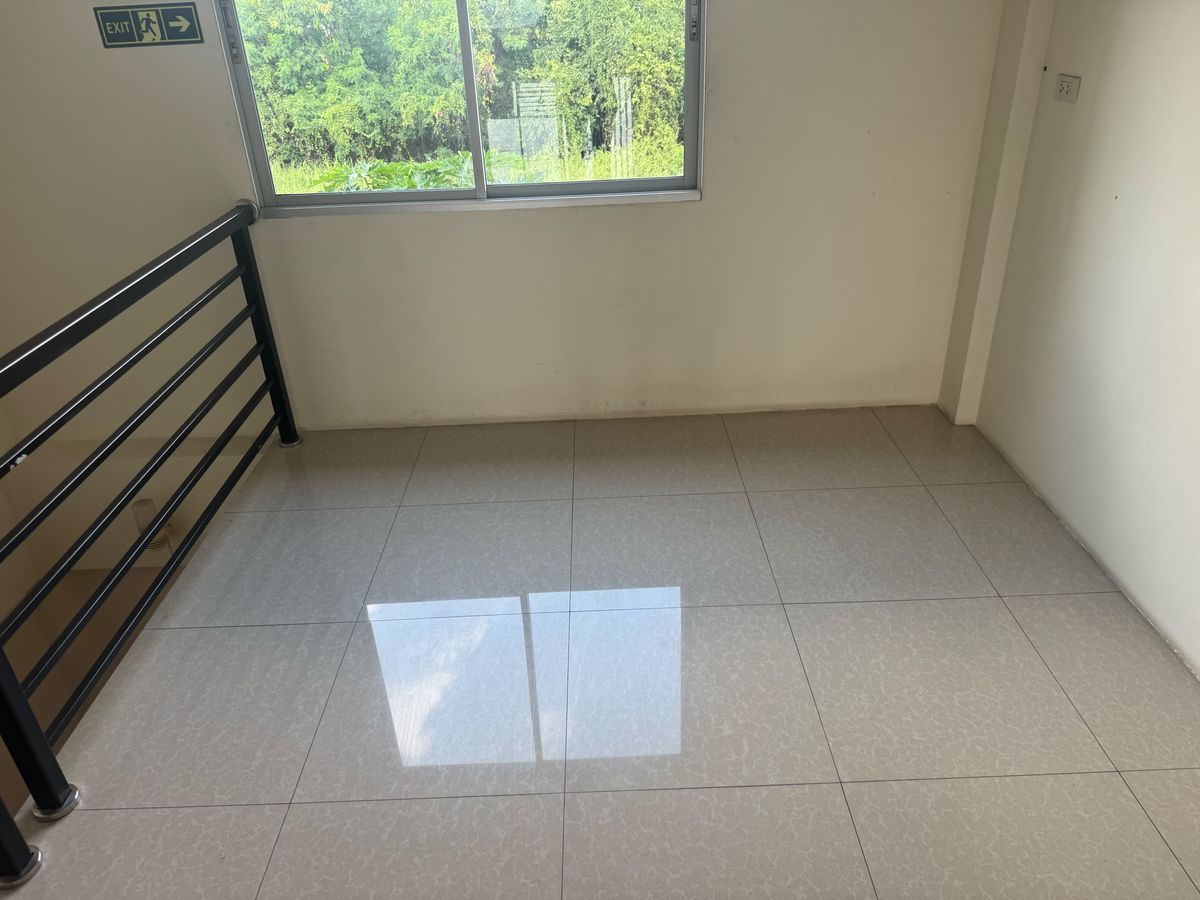 For RentShop HouseNonthaburi, Bang Yai, Bangbuathong : Commercial building for rent, 4.5 floors, Ban Kluay-Sai Noi Road, beautiful, cheap, good location, convenient parking, near Central Westgate. The house left very quickly. Interested? Line @841qqlnr