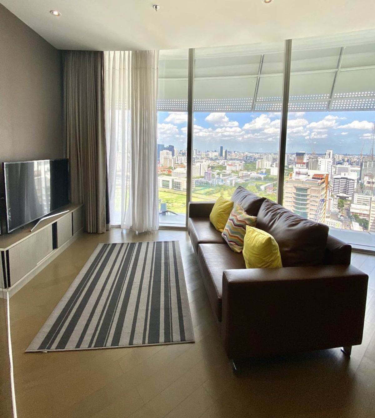 For RentCondoWitthayu, Chidlom, Langsuan, Ploenchit : Magnolias Ratchadamri Boulevard 2 bedroom condo for rent