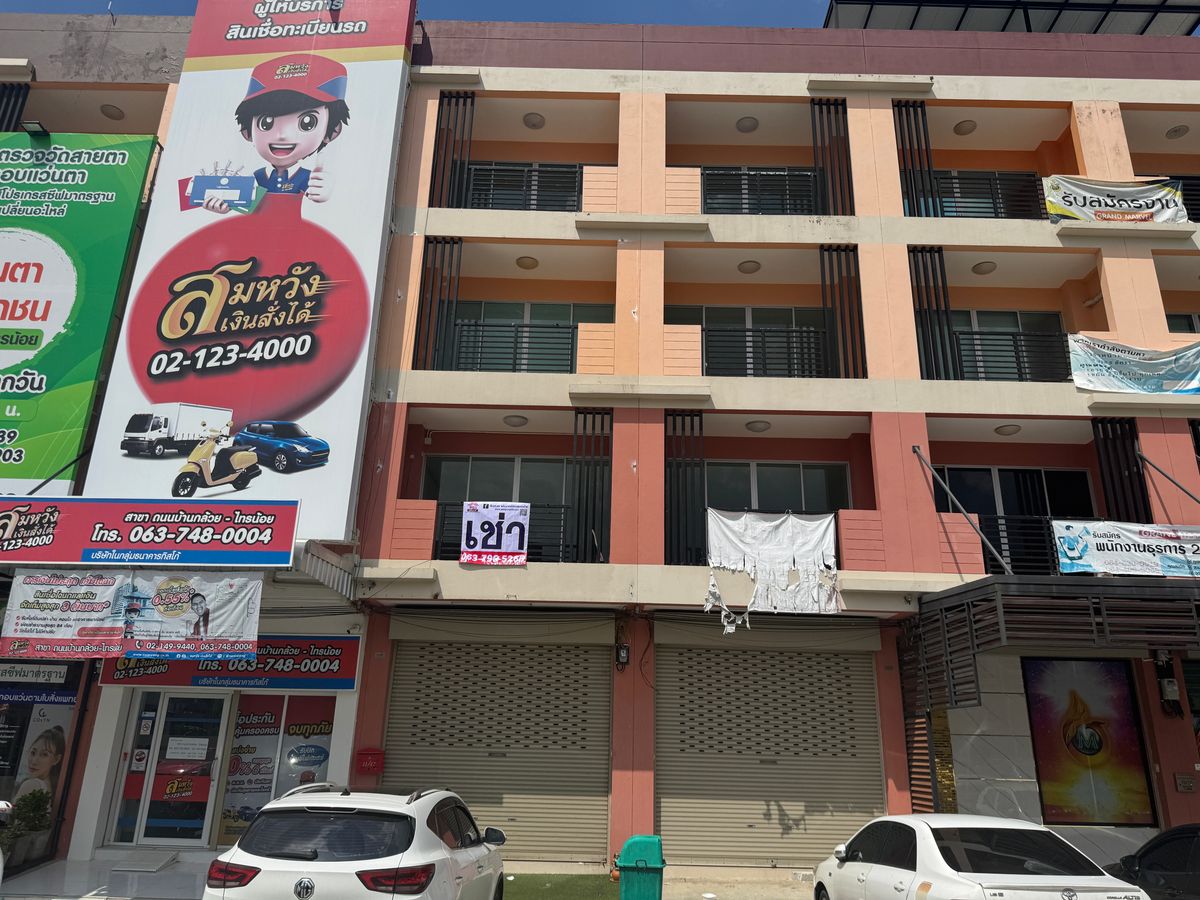 For RentShop HouseNonthaburi, Bang Yai, Bangbuathong : Commercial building for rent, 4.5 floors, Ban Kluay-Sai Noi Road, beautiful, cheap, good location, convenient parking, near Central Westgate. The house left very quickly. Interested? Line @841qqlnr