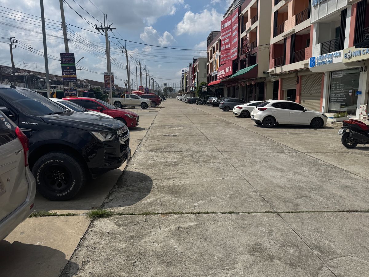 For RentShop HouseNonthaburi, Bang Yai, Bangbuathong : Commercial building for rent, 4.5 floors, Ban Kluay-Sai Noi Road, beautiful, cheap, good location, convenient parking, near Central Westgate. The house left very quickly. Interested? Line @841qqlnr