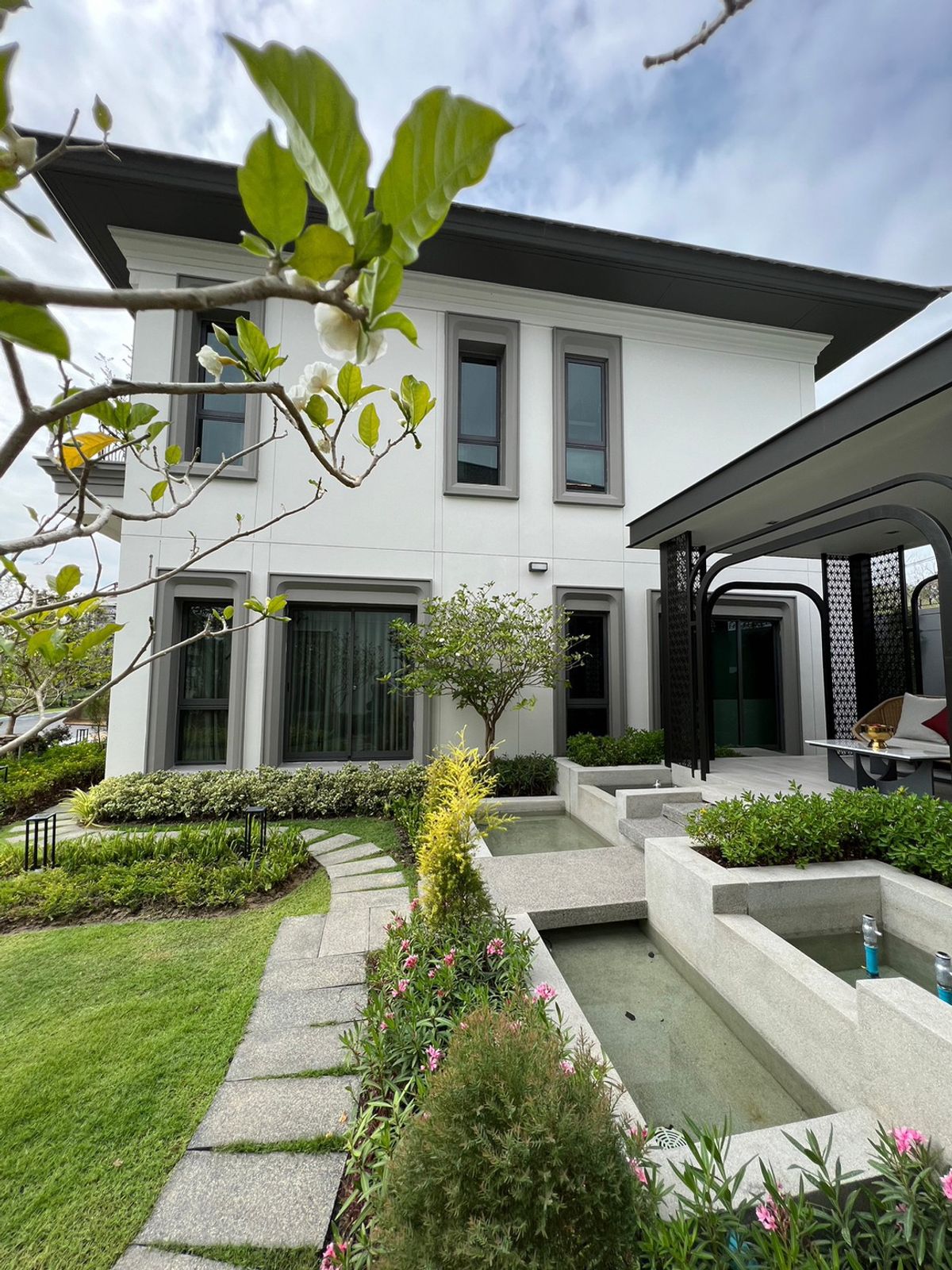 บ้านบางนา แบริ่ง ลาซาล : *ให้เช่าบ้าน Grand Bangkok Boulevard Sukhumvit Srinakarin 550,000บาท 5ห้องนอน 6ห้องน้ำ พื้นที่ใช้สอย591ตรม. ที่ดิน140.2ตรว. สุขุมวิท107 (ซอยแบริ่ง31/1) ใกล้ ไบเทค บางนา สุขุมวิท BTSแบริ่ง (10 นาที)