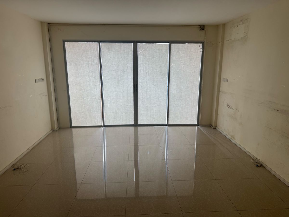 For RentShop HouseNonthaburi, Bang Yai, Bangbuathong : Commercial building for rent, 4.5 floors, Ban Kluay-Sai Noi Road, beautiful, cheap, good location, convenient parking, near Central Westgate. The house left very quickly. Interested? Line @841qqlnr