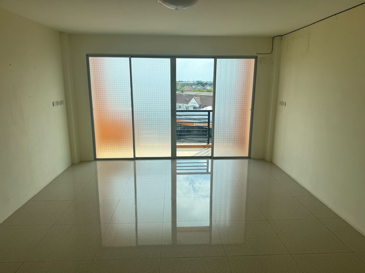 For RentShop HouseNonthaburi, Bang Yai, Bangbuathong : Commercial building for rent, 4.5 floors, Ban Kluay-Sai Noi Road, beautiful, cheap, good location, convenient parking, near Central Westgate. The house left very quickly. Interested? Line @841qqlnr