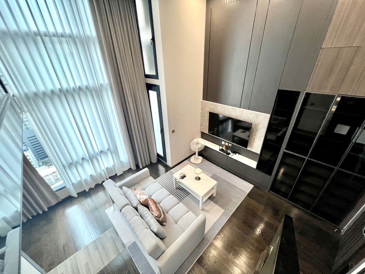 For RentCondoRatchathewi,Phayathai : Loft room for rent, high floor (18th floor), brand new room, fully furnished, ready to move in, 50,000 baht, east facing, closed kitchen.