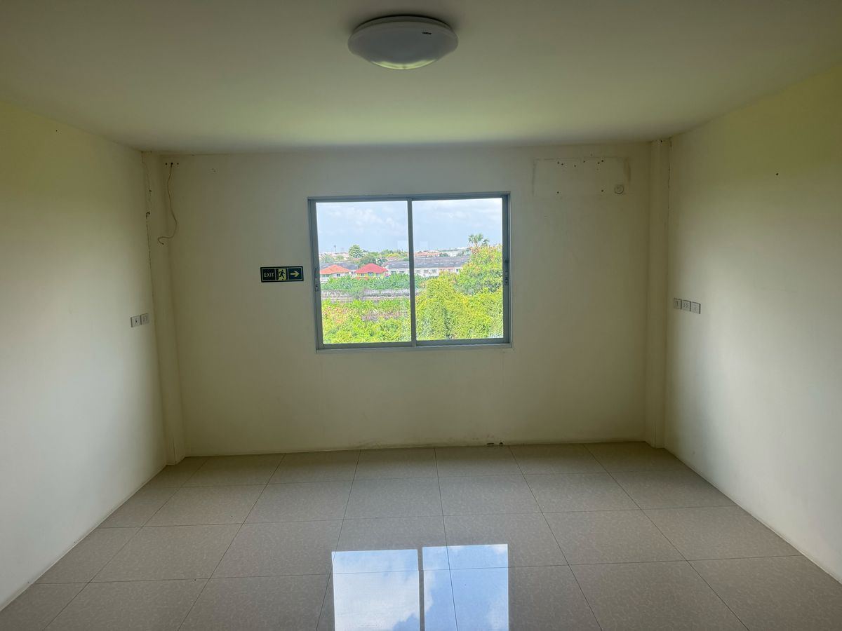 For RentShop HouseNonthaburi, Bang Yai, Bangbuathong : Commercial building for rent, 4.5 floors, Ban Kluay-Sai Noi Road, beautiful, cheap, good location, convenient parking, near Central Westgate. The house left very quickly. Interested? Line @841qqlnr