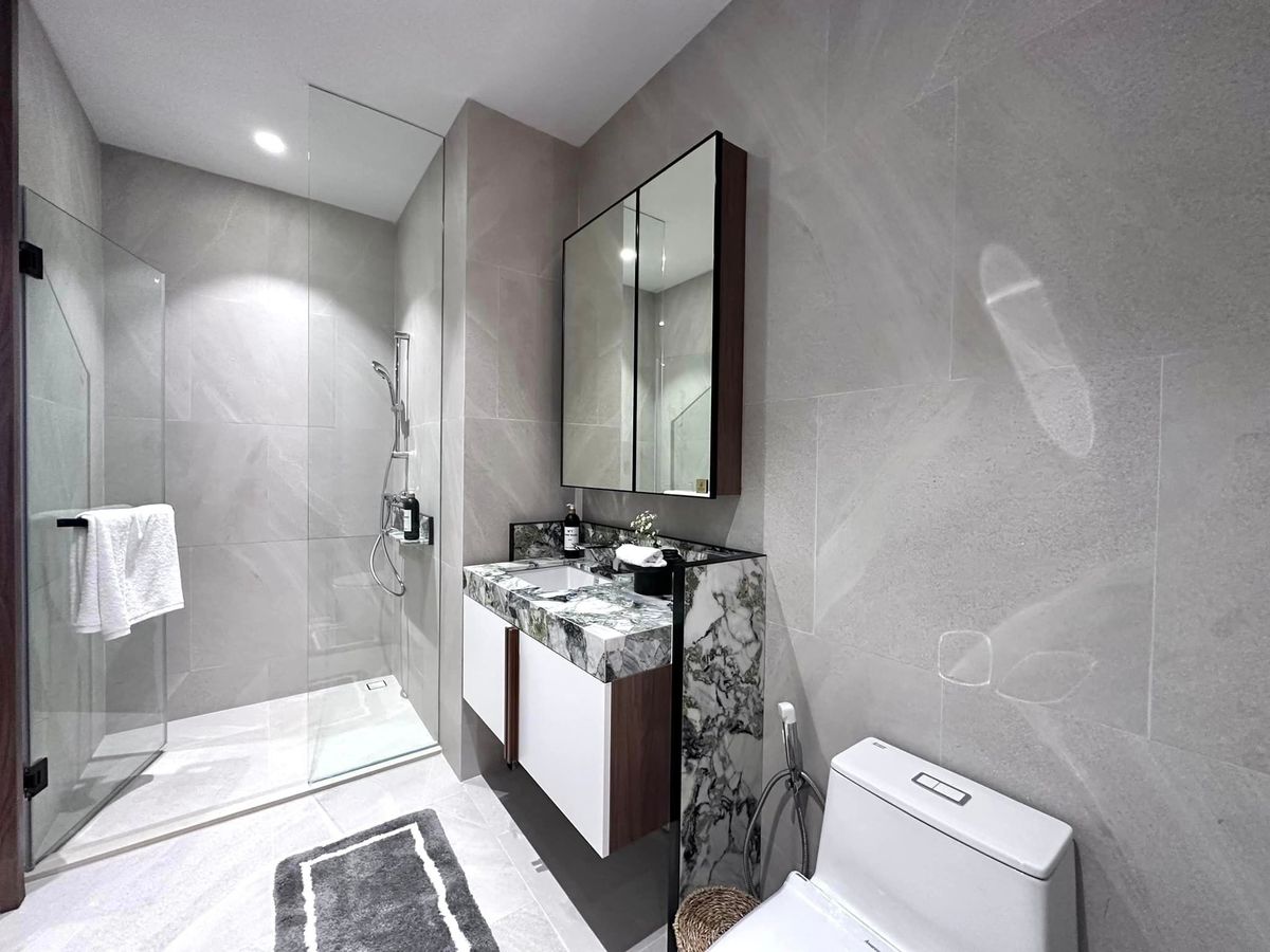 Sale DownCondoSilom, Saladaeng, Bangrak : Selling down payment, 2 bedrooms, corner room, high floor, open view, special BNH Loyal Heritage Membership.