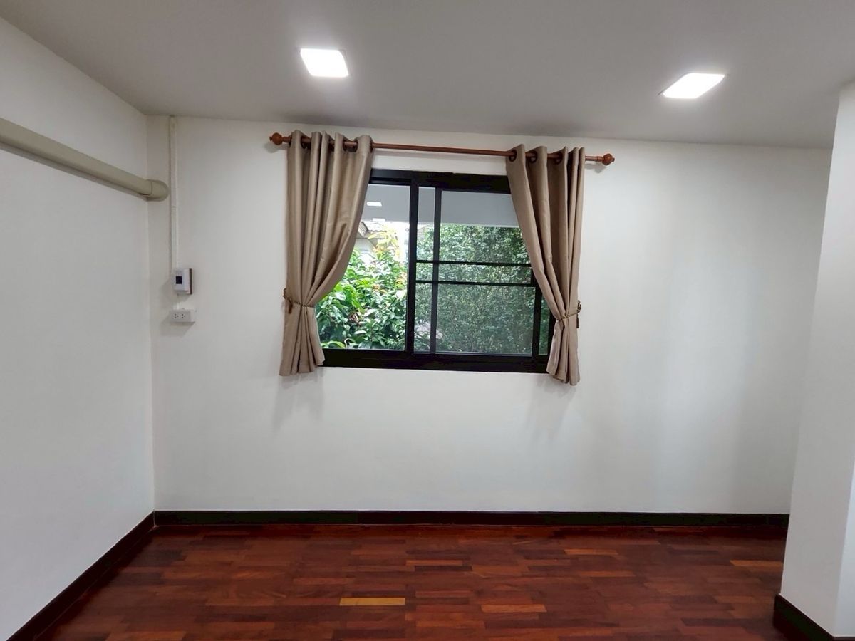 ให้เช่าบ้านลาดพร้าว เซ็นทรัลลาดพร้าว : ✨ บ้านเดี่ยวให้เช่า 4 ห้องนอน 5 ห้องน้ำ พื้นที่ใช้สอย 300 ตร.ม. พร้อมสนามหญ้า 90 ตร.ม. ใกล้เซ็นทรัลอีสวิลล์ ทำเลดี เดินทางสะดวก เฟอร์นิเจอร์ครบ เข้าอยู่ได้ทันที