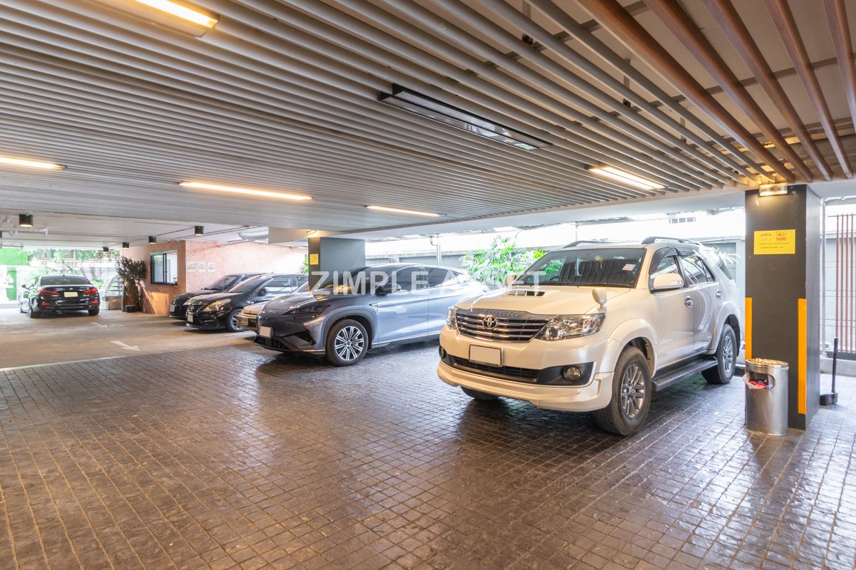 For RentSukhumvit, Asoke, Thonglor : Line ID: @zimple_asset Serviced Apartment in Thonglor, Newly renovated and fully furnished, featuring a rooftop swimming pool with city views. Conveniently located near BTS Thonglor.