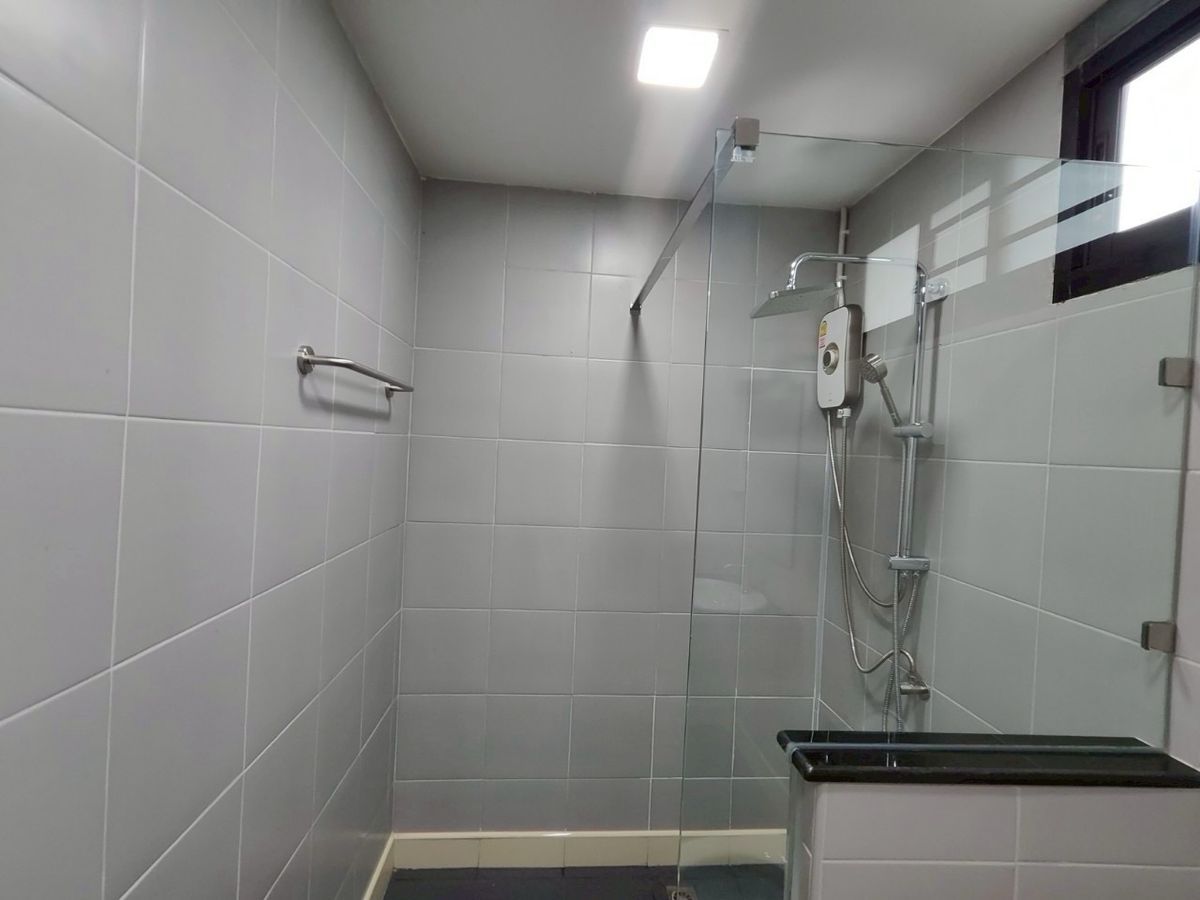 ให้เช่าบ้านลาดพร้าว เซ็นทรัลลาดพร้าว : ✨ บ้านเดี่ยวให้เช่า 4 ห้องนอน 5 ห้องน้ำ พื้นที่ใช้สอย 300 ตร.ม. พร้อมสนามหญ้า 90 ตร.ม. ใกล้เซ็นทรัลอีสวิลล์ ทำเลดี เดินทางสะดวก เฟอร์นิเจอร์ครบ เข้าอยู่ได้ทันที