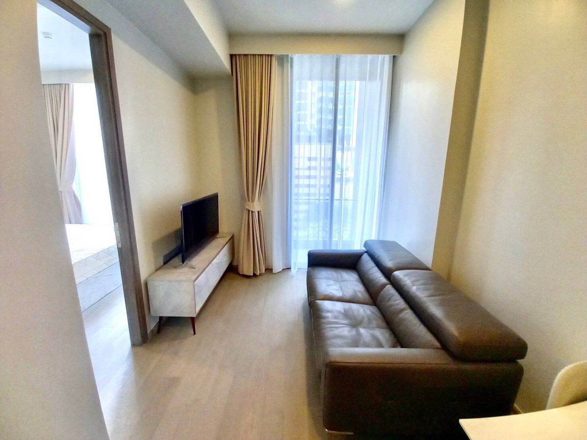 For RentCondoSukhumvit, Asoke, Thonglor : Next to MRT Sukhumvit, BTS Asoke, near Terminal 21, The EM District, Singha Complex, GMM Tower, Bumrungrad Hospital, Samitivej Hospital, Srinakharinwirot University, Wattana Wittayalai School, and NIST International School.