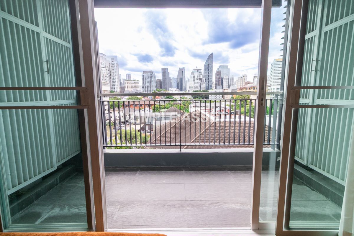 For RentSukhumvit, Asoke, Thonglor : Line ID: @zimple_asset Serviced Apartment in Thonglor, Newly renovated and fully furnished, featuring a rooftop swimming pool with city views. Conveniently located near BTS Thonglor.
