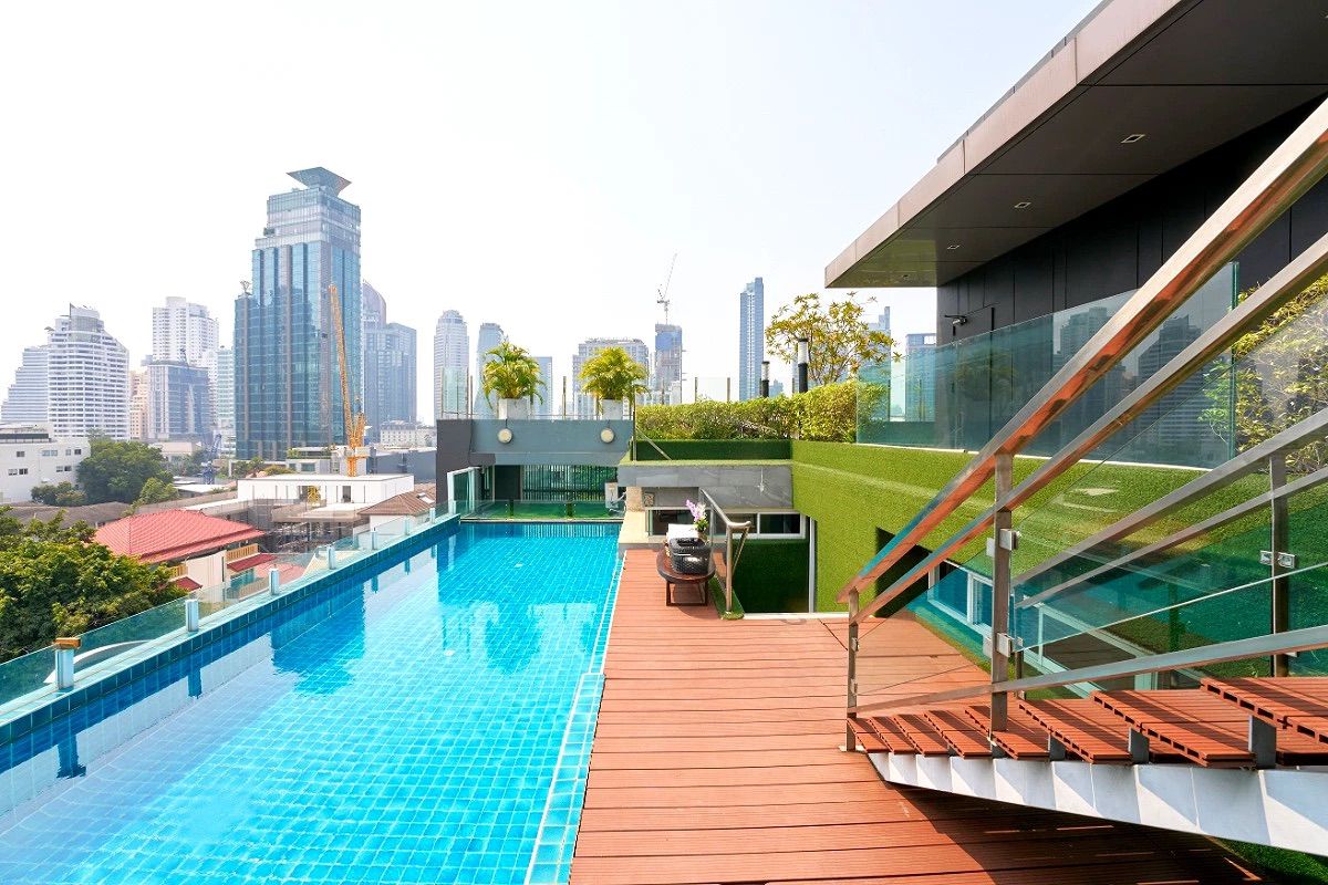 For RentSukhumvit, Asoke, Thonglor : Line ID: @zimple_asset Serviced Apartment in Thonglor, Newly renovated and fully furnished, featuring a rooftop swimming pool with city views. Conveniently located near BTS Thonglor.