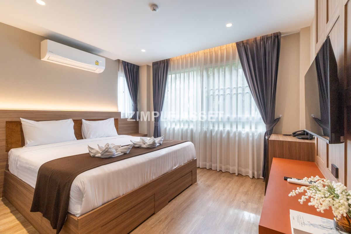 For RentSukhumvit, Asoke, Thonglor : Line ID: @zimple_asset Serviced Apartment in Thonglor, Newly renovated and fully furnished, featuring a rooftop swimming pool with city views. Conveniently located near BTS Thonglor.