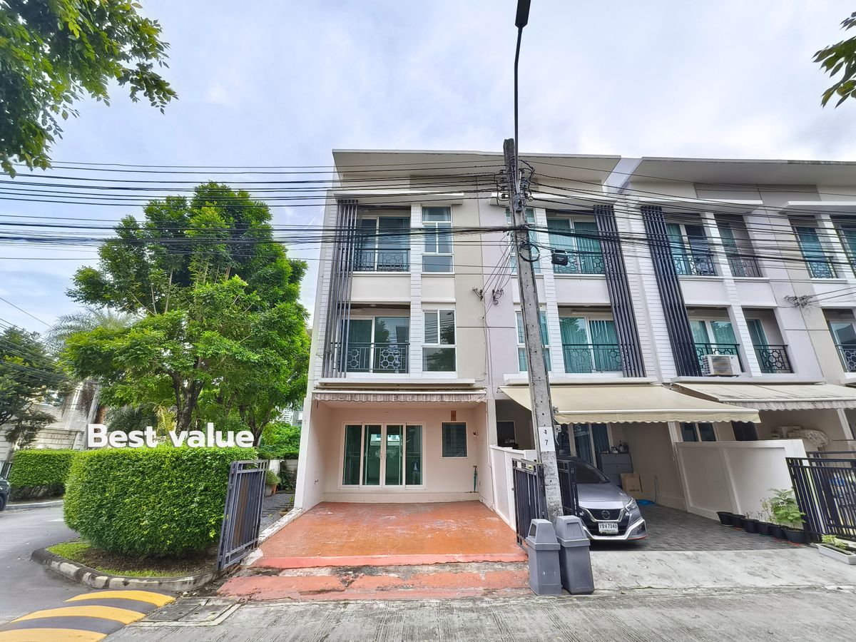 For RentTownhomePattanakan, Srinakarin : Townhome for rent, corner lot, 3 bedrooms, 3 bathrooms, 26,000 baht, Baan Klang Muang Village, Rama 9 (Motorway). Large home at a small price, close to the expressway and MRT.
