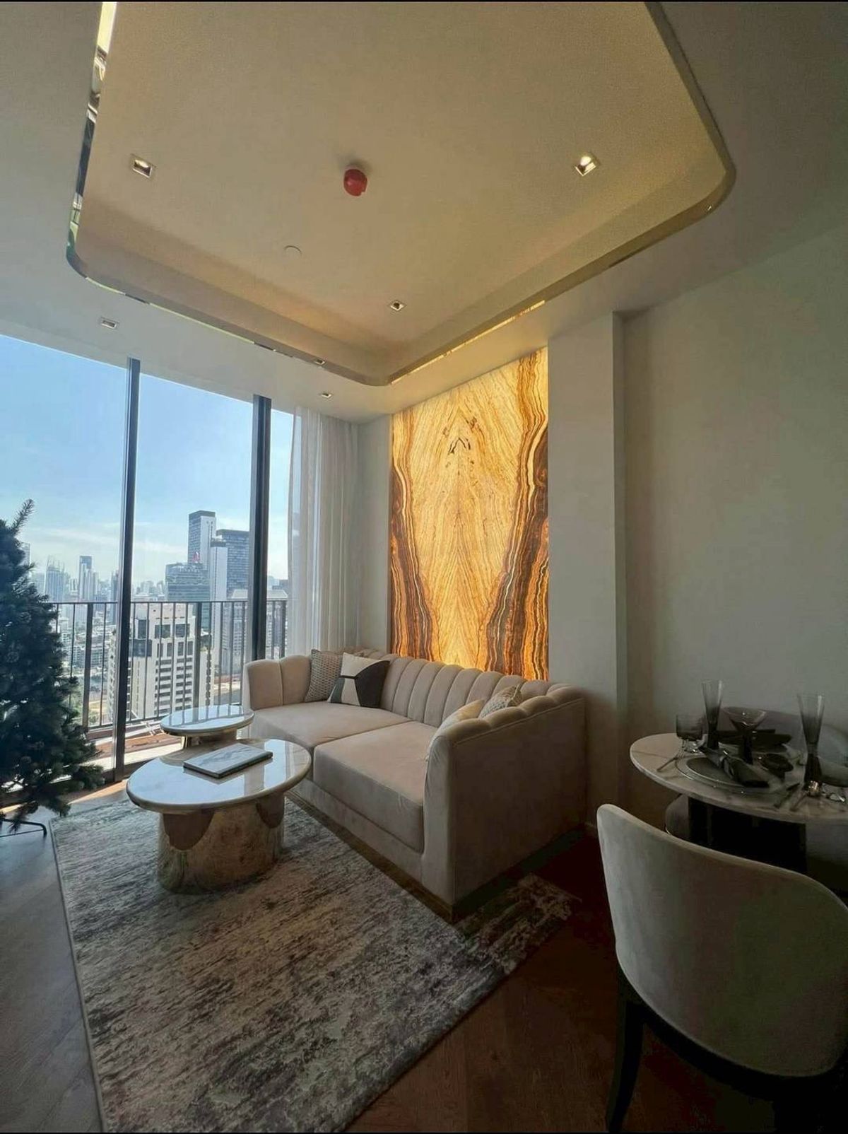 For RentCondoWitthayu, Chidlom, Langsuan, Ploenchit : New room, fully decorated (east facing room, view of Nai Lert Park, doesnt block the view)