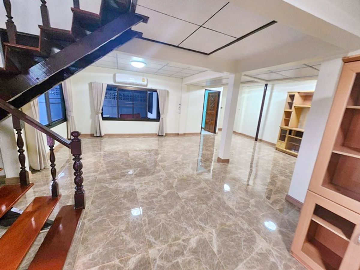 for rent 2-story luxury mansion 3-4 bed In the heart of Ratchada MRT HuaiKhwang 699m. 7-Eleven only Loading...