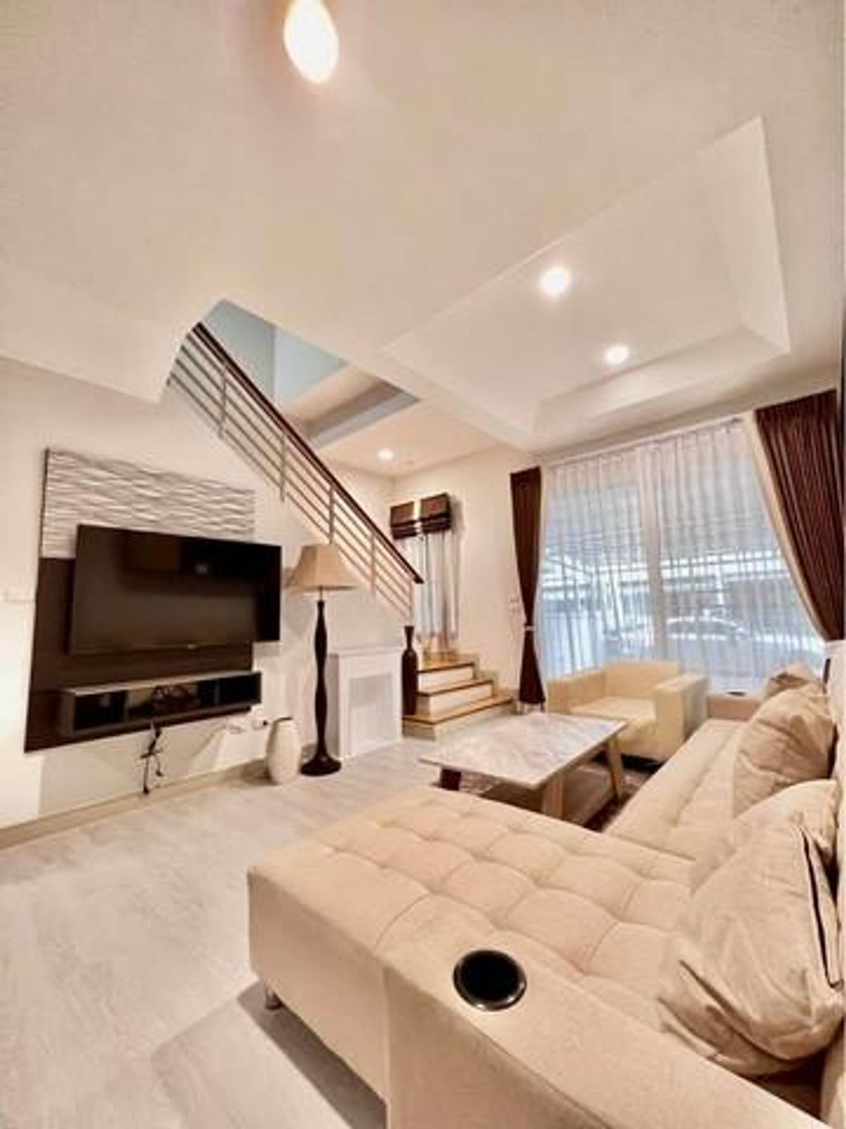 For RentTownhomePattanakan, Srinakarin : Townhome for rent, 3 floors, Krungthep Kreetha area, Lat Krabang, Ramkhamhaeng, Baan Klang Muang Rama 9 - Wongwaen project, near Wellington College, near ARL Ban Thap Chang, MRT Sri Kreetha, small animals accepted, dogs not accepted.