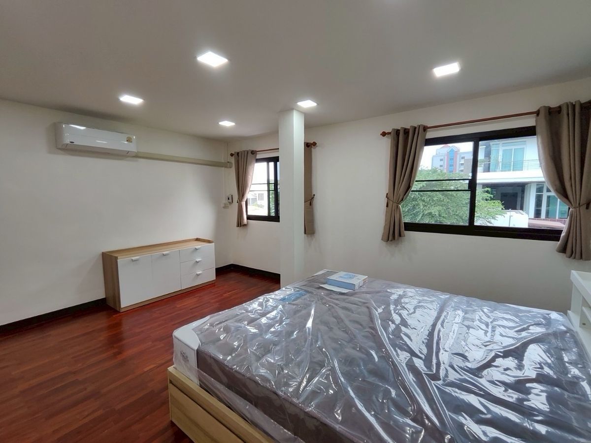 ให้เช่าบ้านลาดพร้าว เซ็นทรัลลาดพร้าว : ✨ บ้านเดี่ยวให้เช่า 4 ห้องนอน 5 ห้องน้ำ พื้นที่ใช้สอย 300 ตร.ม. พร้อมสนามหญ้า 90 ตร.ม. ใกล้เซ็นทรัลอีสวิลล์ ทำเลดี เดินทางสะดวก เฟอร์นิเจอร์ครบ เข้าอยู่ได้ทันที