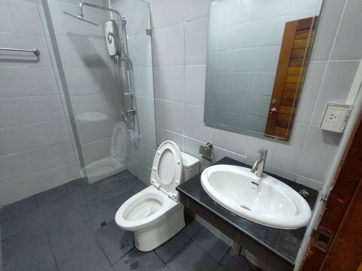 ให้เช่าบ้านลาดพร้าว เซ็นทรัลลาดพร้าว : ✨ บ้านเดี่ยวให้เช่า 4 ห้องนอน 5 ห้องน้ำ พื้นที่ใช้สอย 300 ตร.ม. พร้อมสนามหญ้า 90 ตร.ม. ใกล้เซ็นทรัลอีสวิลล์ ทำเลดี เดินทางสะดวก เฟอร์นิเจอร์ครบ เข้าอยู่ได้ทันที