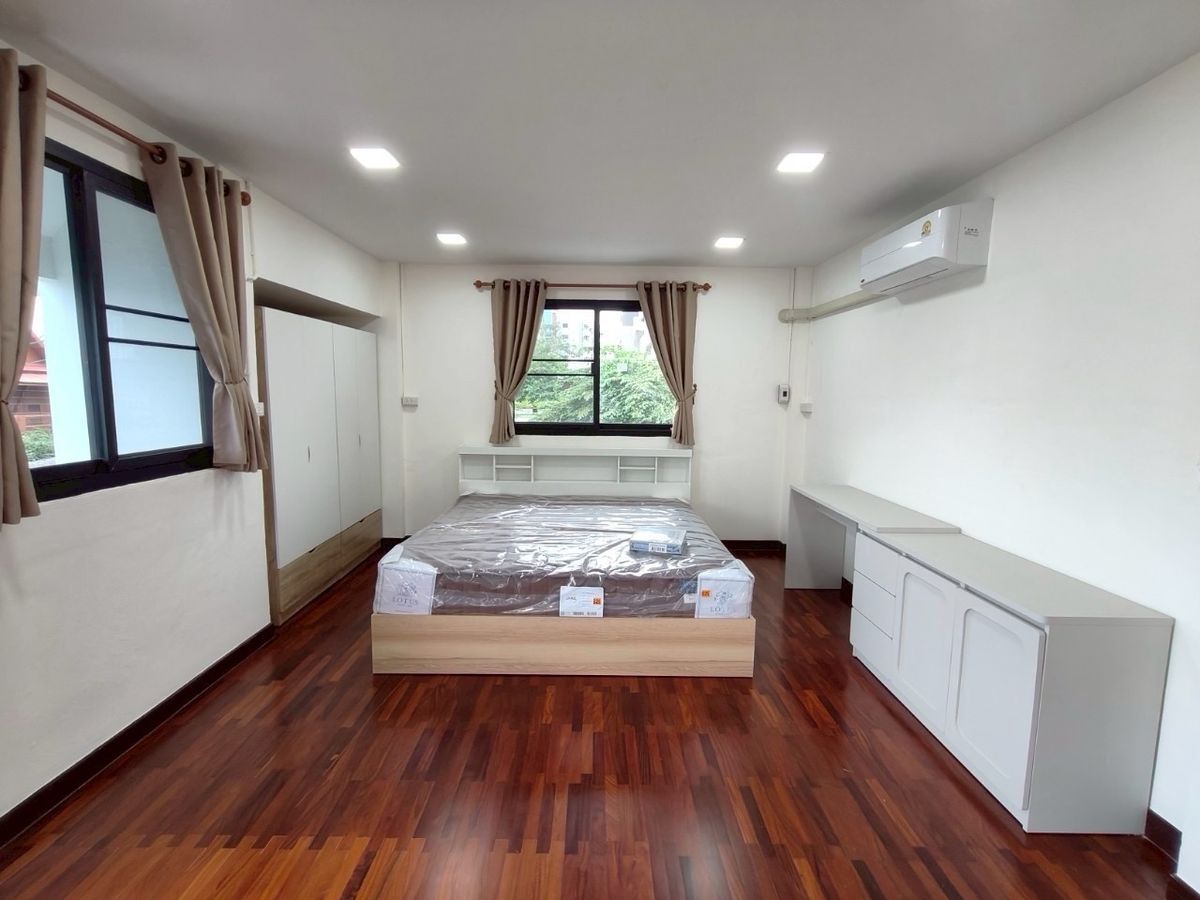 ให้เช่าบ้านลาดพร้าว เซ็นทรัลลาดพร้าว : ✨ บ้านเดี่ยวให้เช่า 4 ห้องนอน 5 ห้องน้ำ พื้นที่ใช้สอย 300 ตร.ม. พร้อมสนามหญ้า 90 ตร.ม. ใกล้เซ็นทรัลอีสวิลล์ ทำเลดี เดินทางสะดวก เฟอร์นิเจอร์ครบ เข้าอยู่ได้ทันที