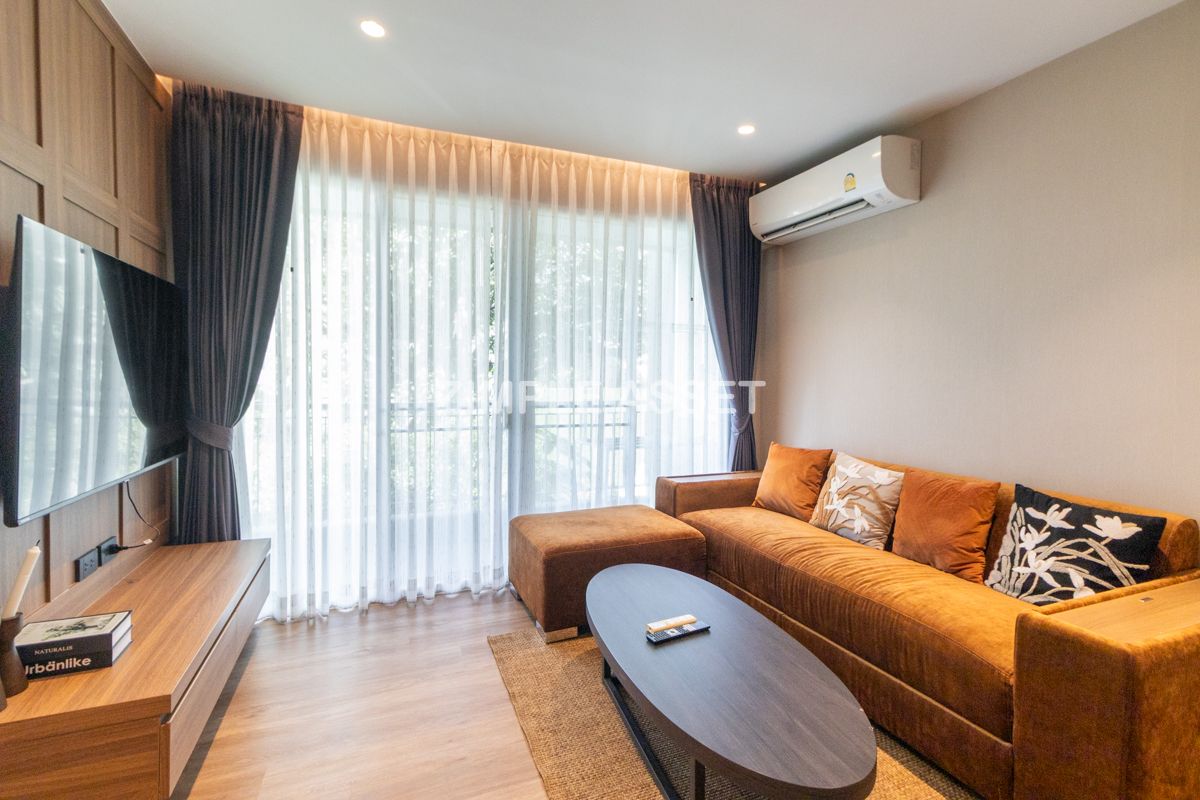 For RentSukhumvit, Asoke, Thonglor : Line ID: @zimple_asset Serviced Apartment in Thonglor, Newly renovated and fully furnished, featuring a rooftop swimming pool with city views. Conveniently located near BTS Thonglor.