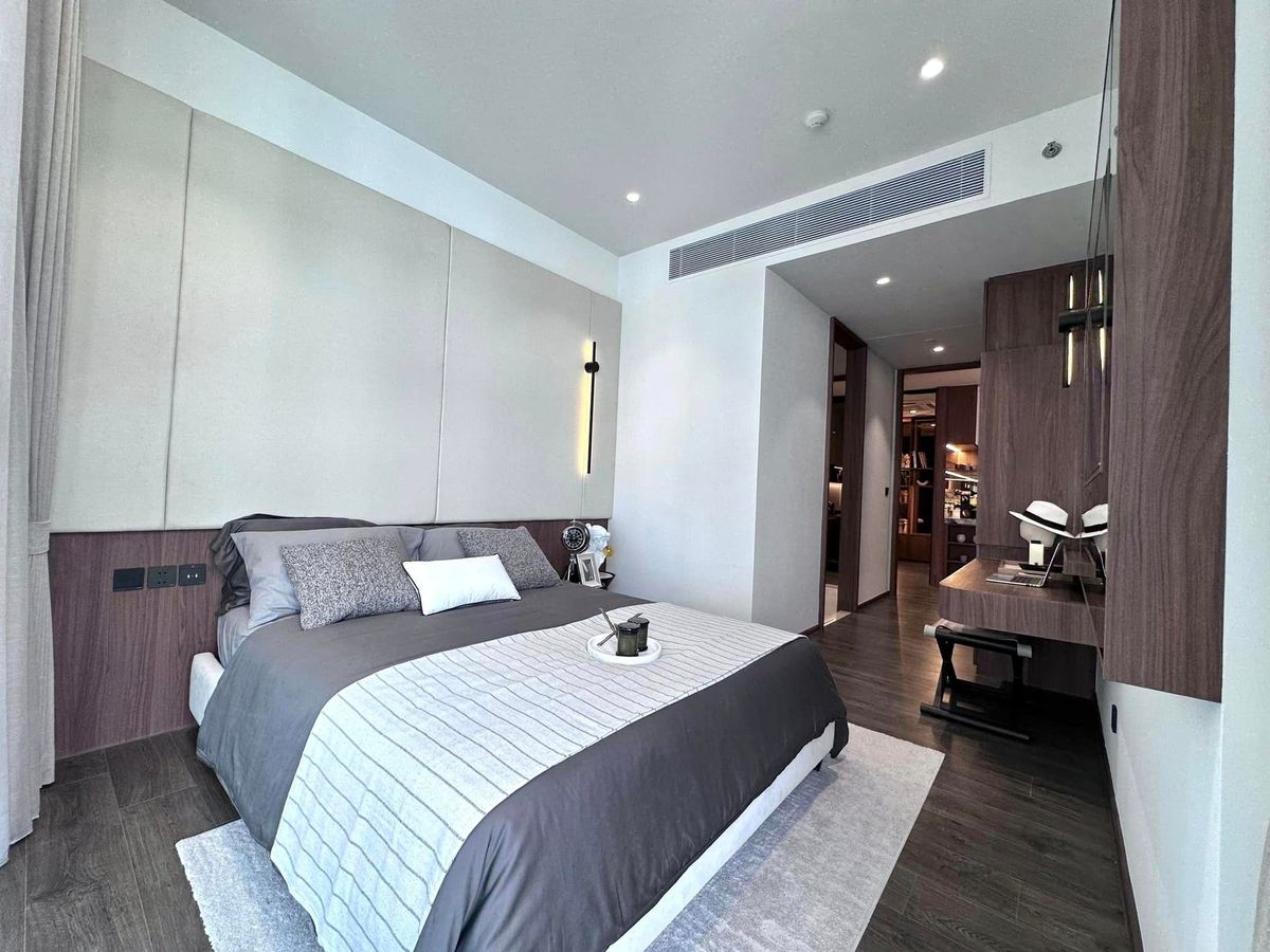 Sale DownCondoSilom, Saladaeng, Bangrak : Selling down payment, 2 bedrooms, corner room, high floor, open view, special BNH Loyal Heritage Membership.