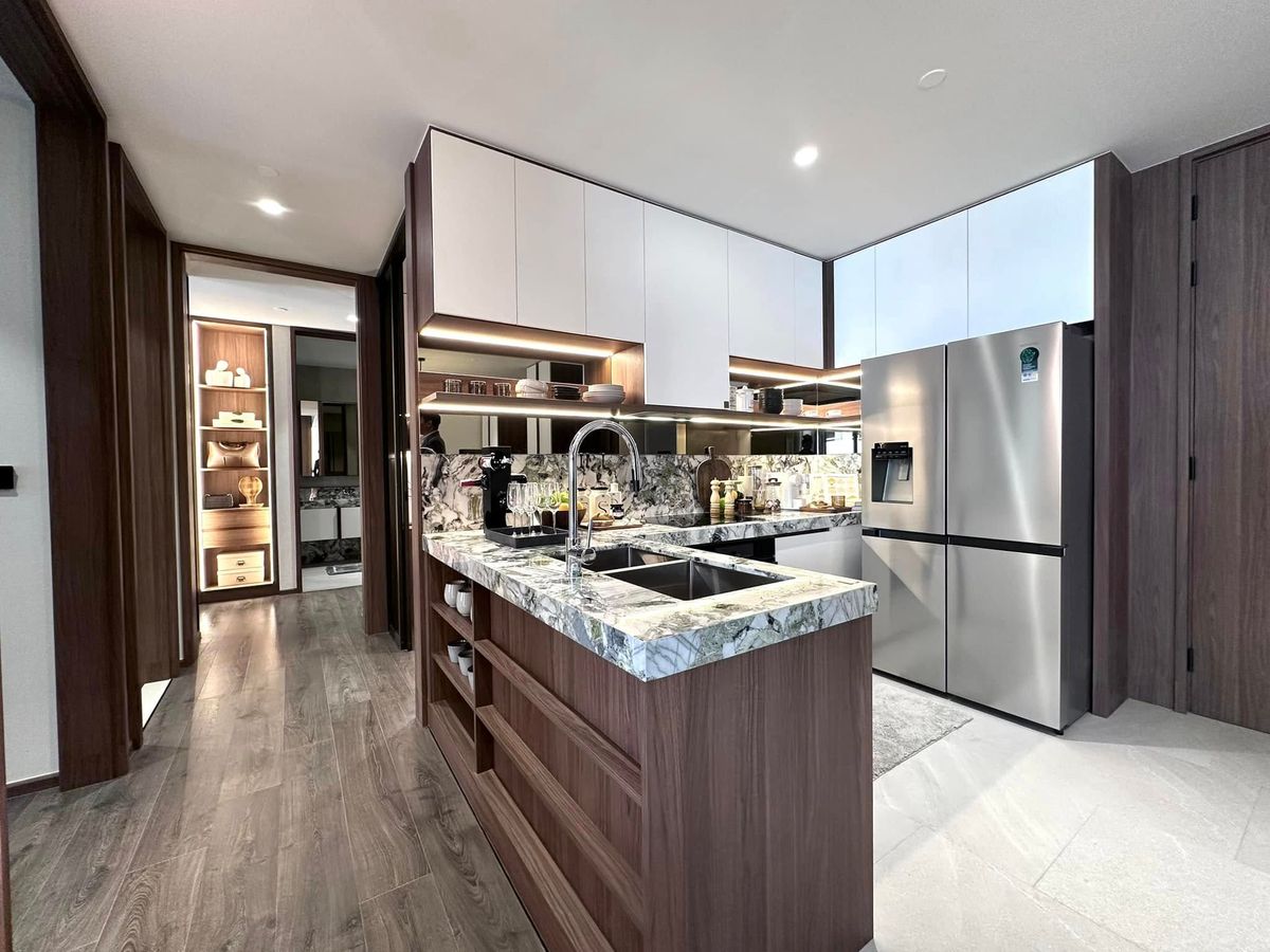 Sale DownCondoSilom, Saladaeng, Bangrak : Selling down payment, 2 bedrooms, corner room, high floor, open view, special BNH Loyal Heritage Membership.