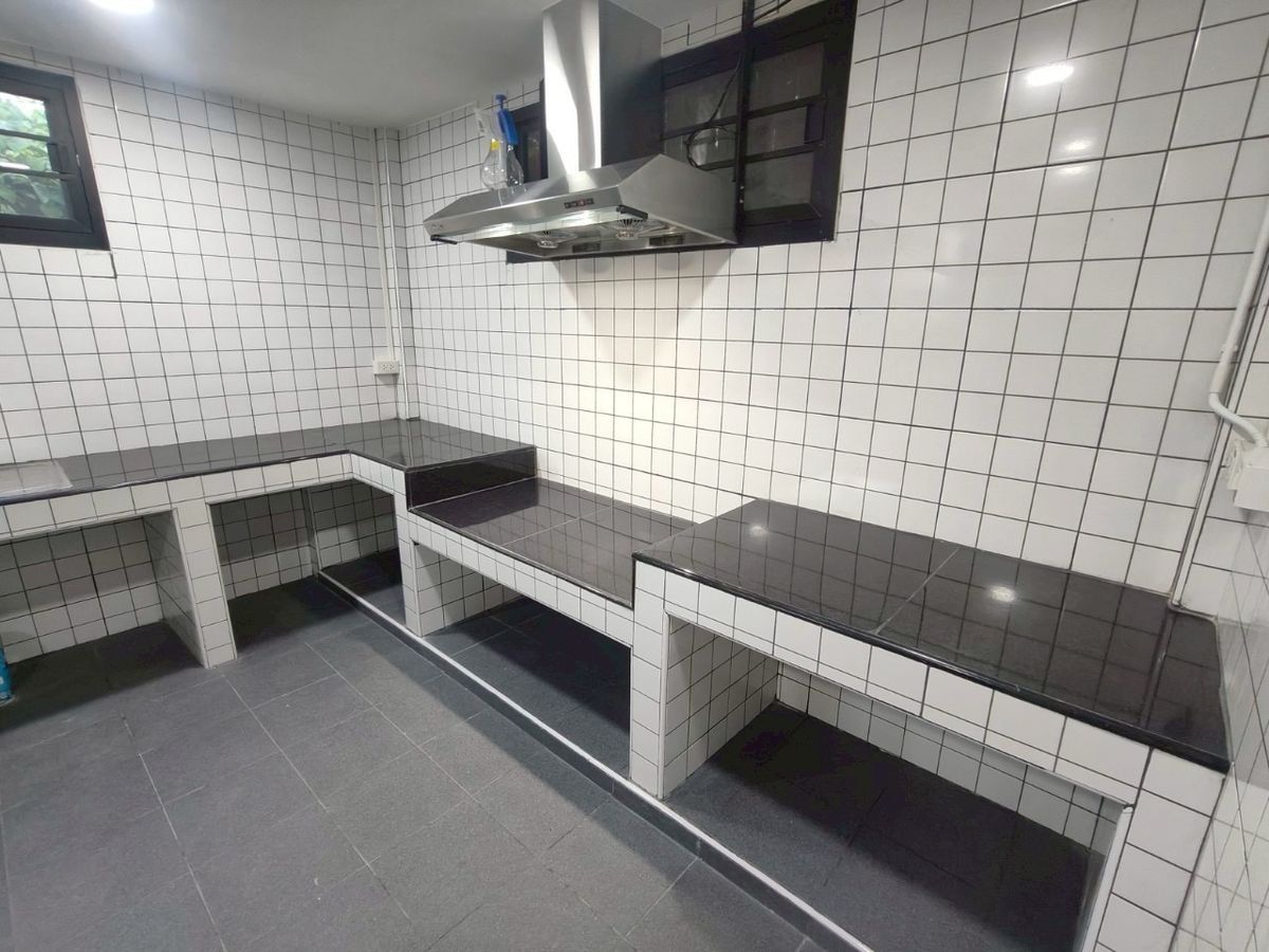 ให้เช่าบ้านลาดพร้าว เซ็นทรัลลาดพร้าว : ✨ บ้านเดี่ยวให้เช่า 4 ห้องนอน 5 ห้องน้ำ พื้นที่ใช้สอย 300 ตร.ม. พร้อมสนามหญ้า 90 ตร.ม. ใกล้เซ็นทรัลอีสวิลล์ ทำเลดี เดินทางสะดวก เฟอร์นิเจอร์ครบ เข้าอยู่ได้ทันที