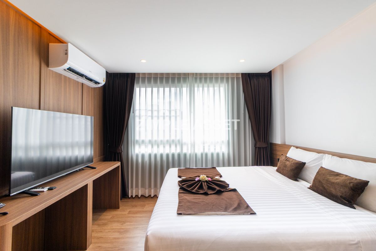For RentSukhumvit, Asoke, Thonglor : Line ID: @zimple_asset Serviced Apartment in Thonglor, Newly renovated and fully furnished, featuring a rooftop swimming pool with city views. Conveniently located near BTS Thonglor.