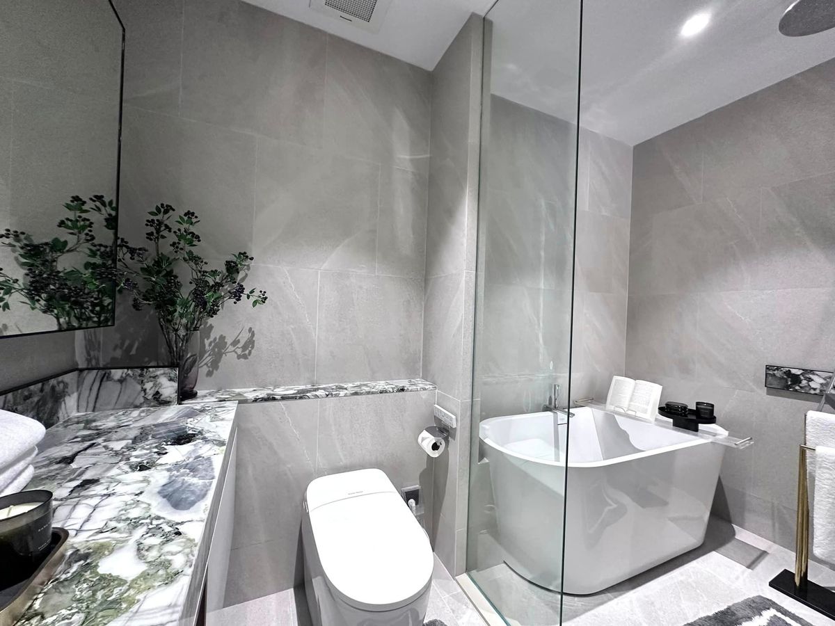 Sale DownCondoSilom, Saladaeng, Bangrak : Selling down payment, 2 bedrooms, corner room, high floor, open view, special BNH Loyal Heritage Membership.