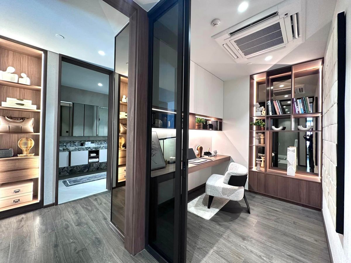 Sale DownCondoSilom, Saladaeng, Bangrak : Selling down payment, 2 bedrooms, corner room, high floor, open view, special BNH Loyal Heritage Membership.