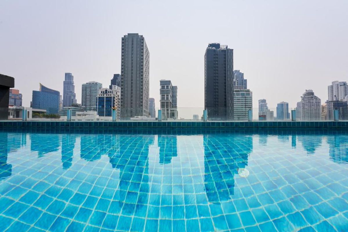 For RentSukhumvit, Asoke, Thonglor : Line ID: @zimple_asset Serviced Apartment in Thonglor, Newly renovated and fully furnished, featuring a rooftop swimming pool with city views. Conveniently located near BTS Thonglor.