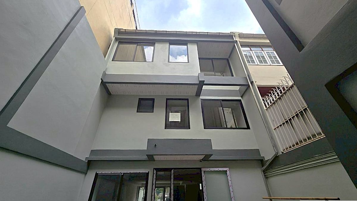 For RentShop HouseSukhumvit, Asoke, Thonglor : Newly renovated twin townhouse, ideal for both business and residential use ** NO CO-AGENT ** 