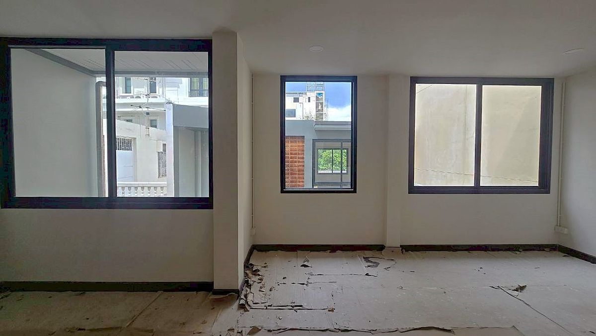 For RentShop HouseSukhumvit, Asoke, Thonglor : Newly renovated twin townhouse, ideal for both business and residential use ** NO CO-AGENT ** 