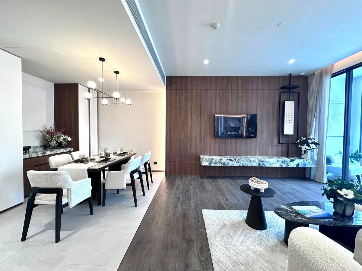 Sale DownCondoSilom, Saladaeng, Bangrak : Selling down payment, 2 bedrooms, corner room, high floor, open view, special BNH Loyal Heritage Membership.