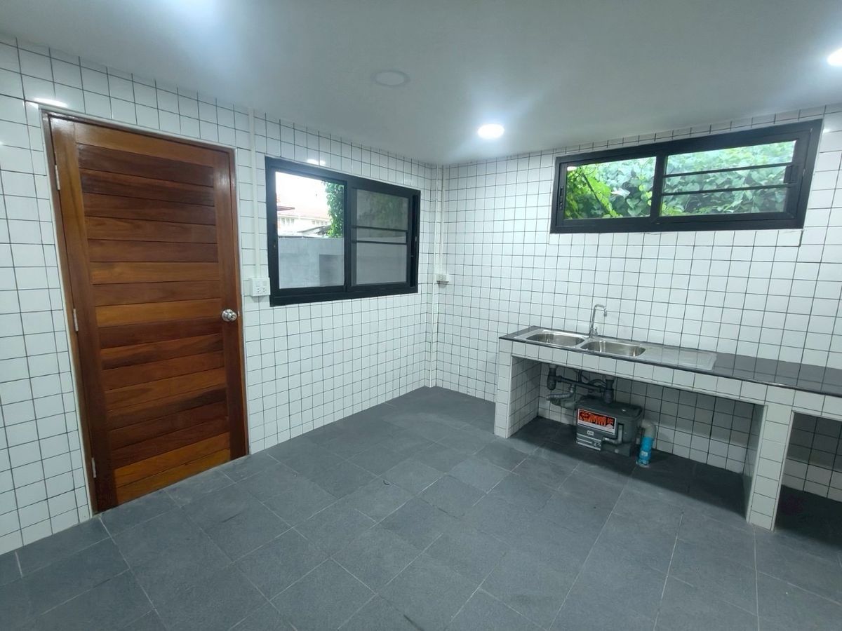 ให้เช่าบ้านลาดพร้าว เซ็นทรัลลาดพร้าว : ✨ บ้านเดี่ยวให้เช่า 4 ห้องนอน 5 ห้องน้ำ พื้นที่ใช้สอย 300 ตร.ม. พร้อมสนามหญ้า 90 ตร.ม. ใกล้เซ็นทรัลอีสวิลล์ ทำเลดี เดินทางสะดวก เฟอร์นิเจอร์ครบ เข้าอยู่ได้ทันที