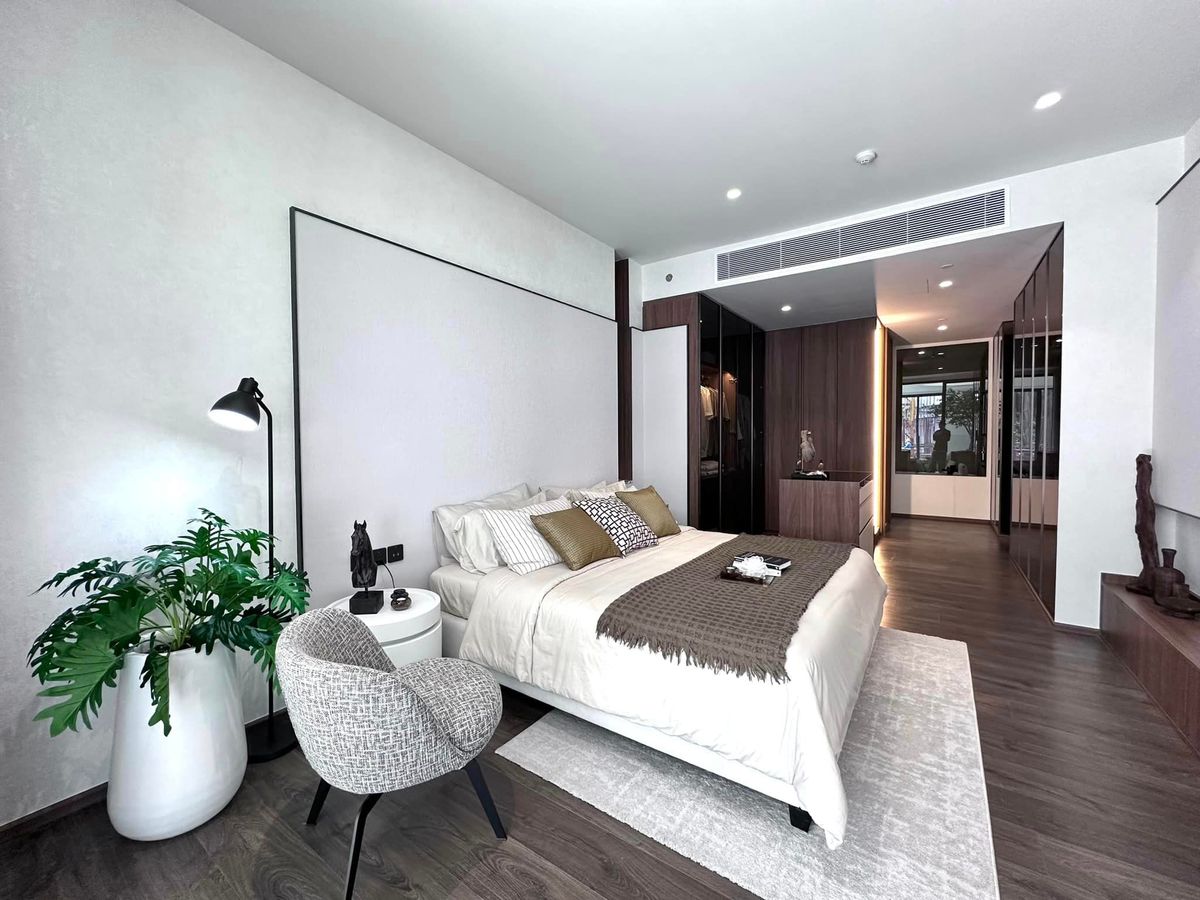 Sale DownCondoSilom, Saladaeng, Bangrak : Selling down payment, 2 bedrooms, corner room, high floor, open view, special as a BNH Loyal member.