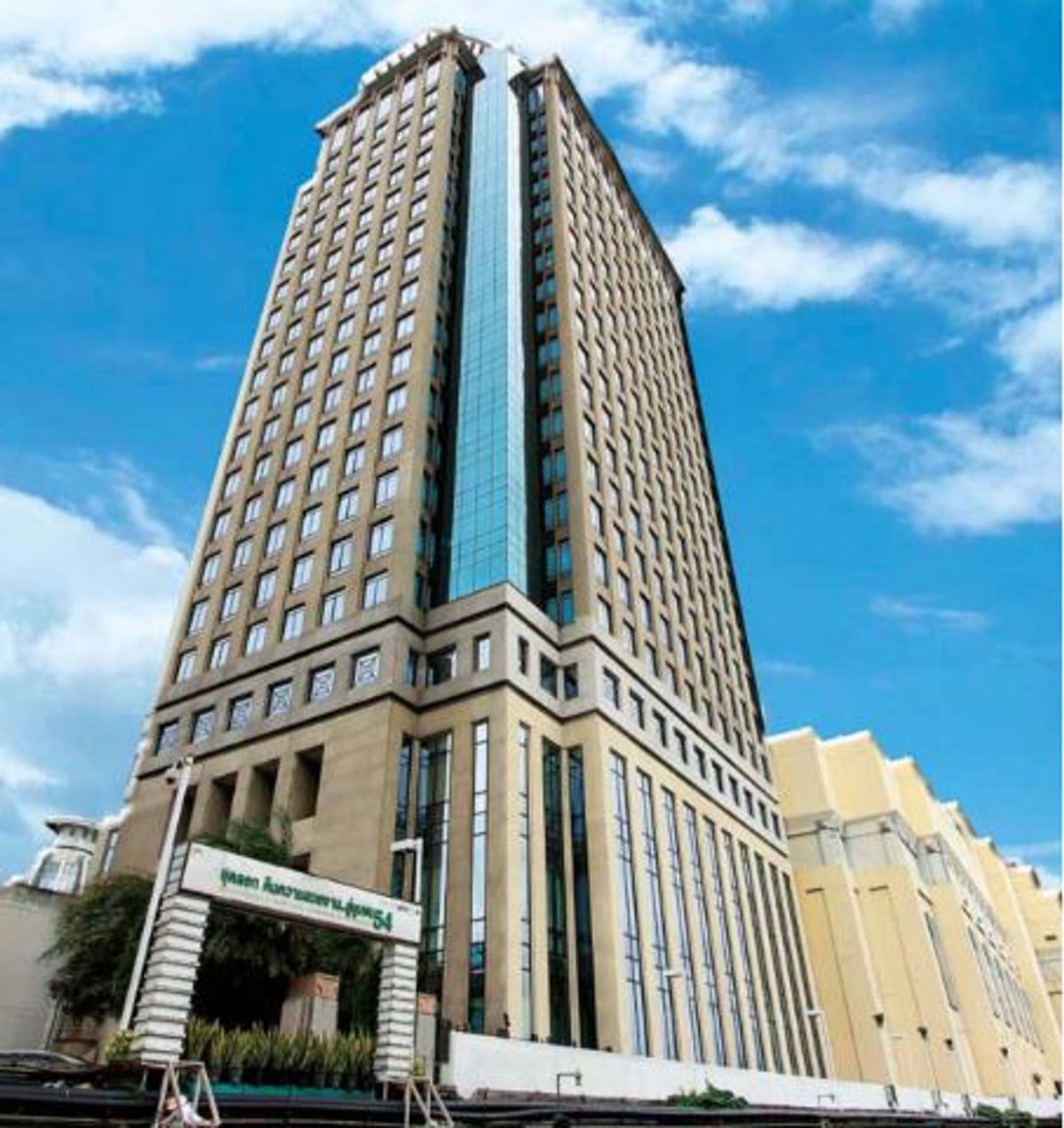 For RentOfficePinklao, Charansanitwong : Central Pinklao Office Tower For RENT 129sqm Near MRT Bang Yikhan Major Cineplex Pinklao Siriraj Hospital