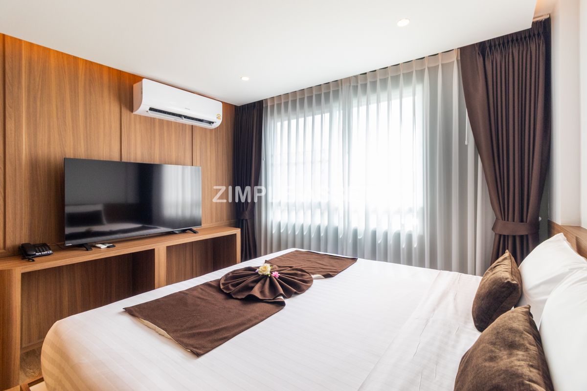 For RentSukhumvit, Asoke, Thonglor : Line ID: @zimple_asset Serviced Apartment in Thonglor, Newly renovated and fully furnished, featuring a rooftop swimming pool with city views. Conveniently located near BTS Thonglor.