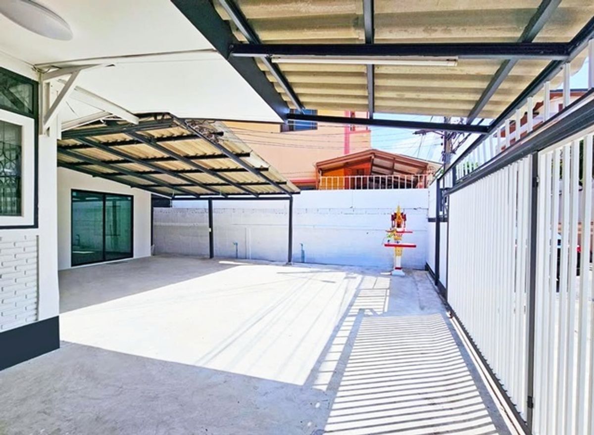 Single-story house for rent MRT HuaiKhwang 590m.Pracharat Bamphen 2-10 312sq.m 78sq.wa. Regent' ;s Int Loading...