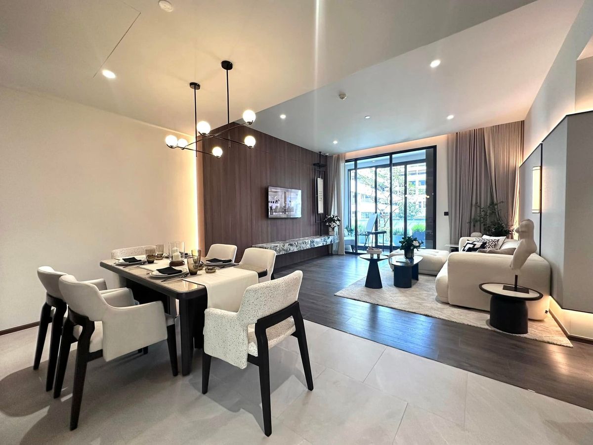 Sale DownCondoSilom, Saladaeng, Bangrak : Selling down payment, 2 bedrooms, corner room, high floor, open view, special BNH Loyal Heritage Membership.