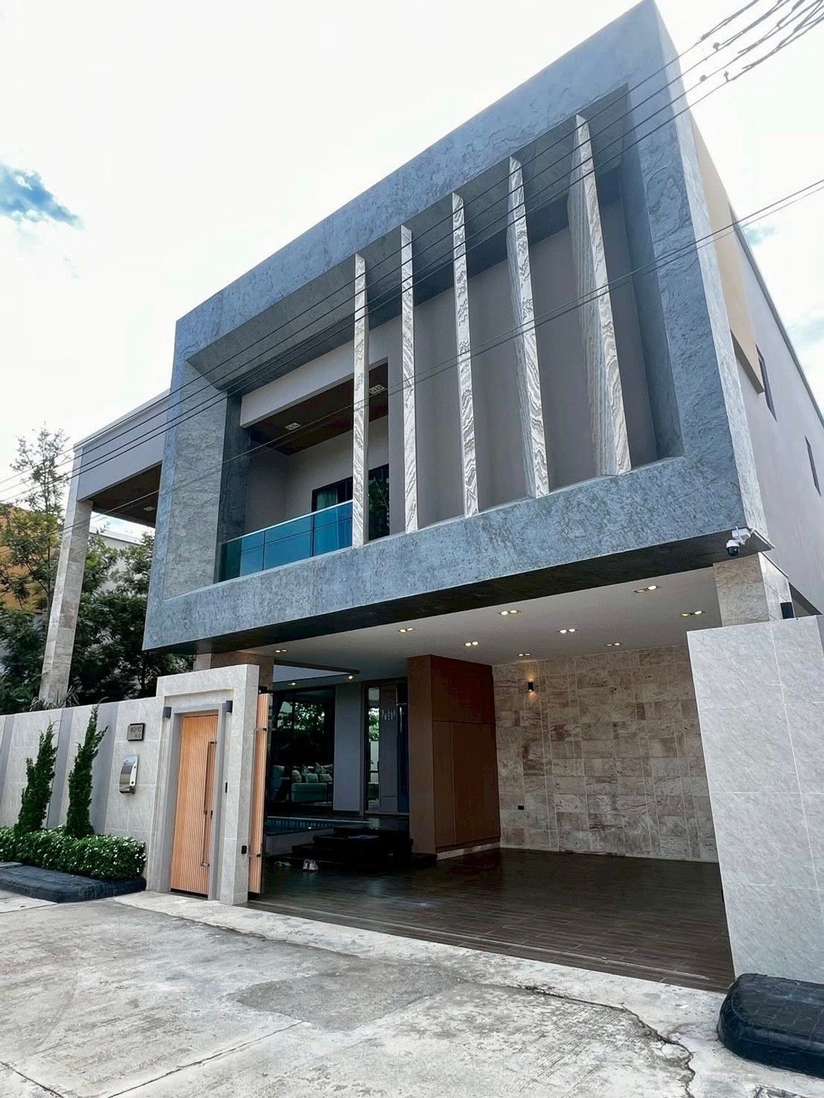 HousePattaya, Bangsaen, Chonburi : For sale/rent very cheap!! 2-story detached house with swimming pool Matcha Nirwana Village, Pattaya, fully furnished, near shopping malls, sea, motorway, etc.