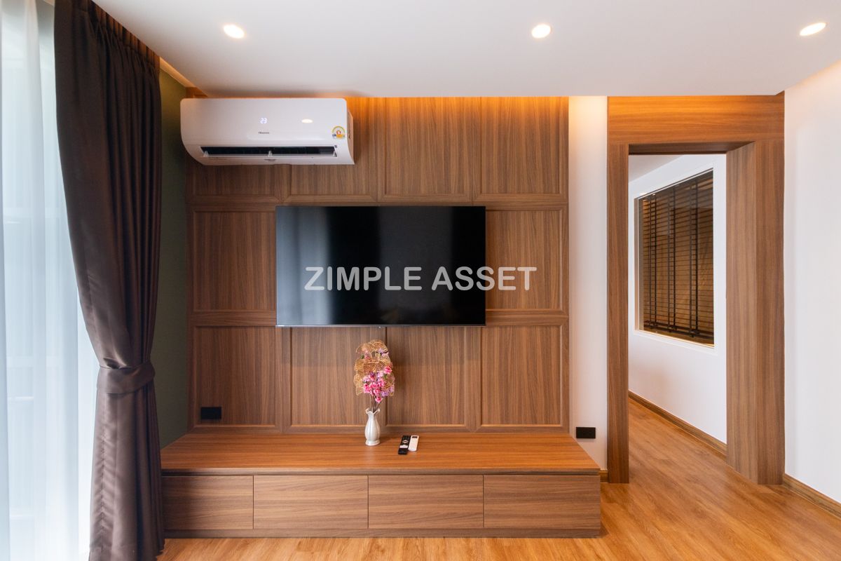 For RentSukhumvit, Asoke, Thonglor : Line ID: @zimple_asset Serviced Apartment in Thonglor, Newly renovated and fully furnished, featuring a rooftop swimming pool with city views. Conveniently located near BTS Thonglor.