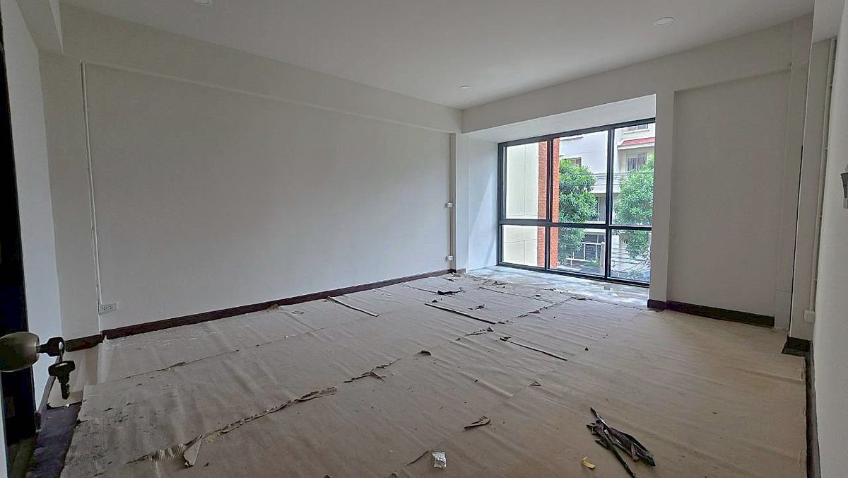 For RentShop HouseSukhumvit, Asoke, Thonglor : Newly renovated twin townhouse, ideal for both business and residential use ** NO CO-AGENT ** 