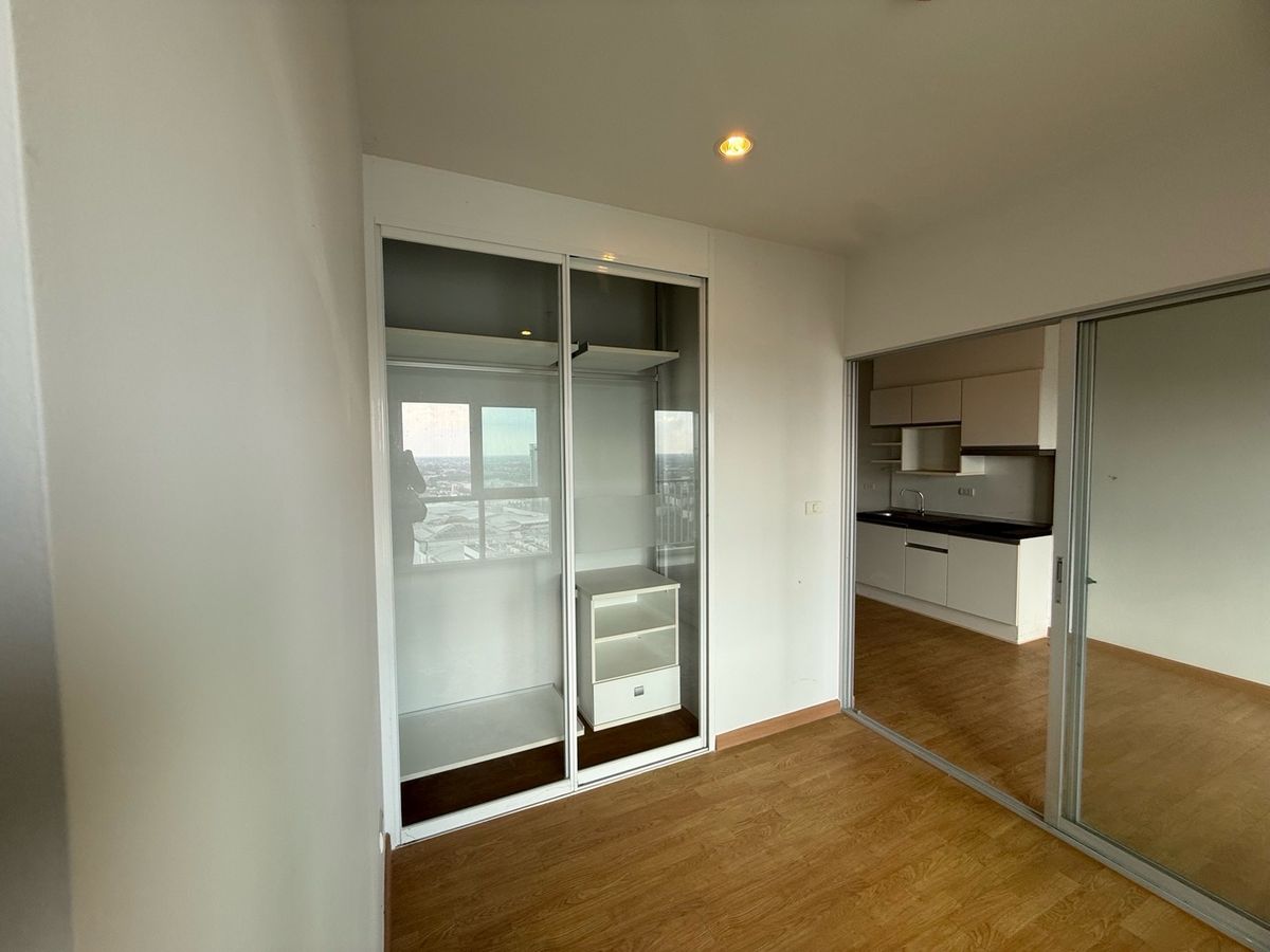 For RentCondoBang kae, Phetkasem : Condo for rent, The Parkland Phetkasem.
The Parkland Phetkasem near Lak Song BTS station. Near The Mall Bang Khae