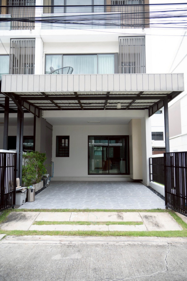 ให้เช่าทาวน์โฮมเกษตรศาสตร์ รัชโยธิน : ให้เช่าทาวน์โฮม 3 ชั้น The Terrace รามอินทรา 65​ มีเฟอร์นิเจอร์ Biult-in พร้อมอยู่ ขนาด 24 ตรว