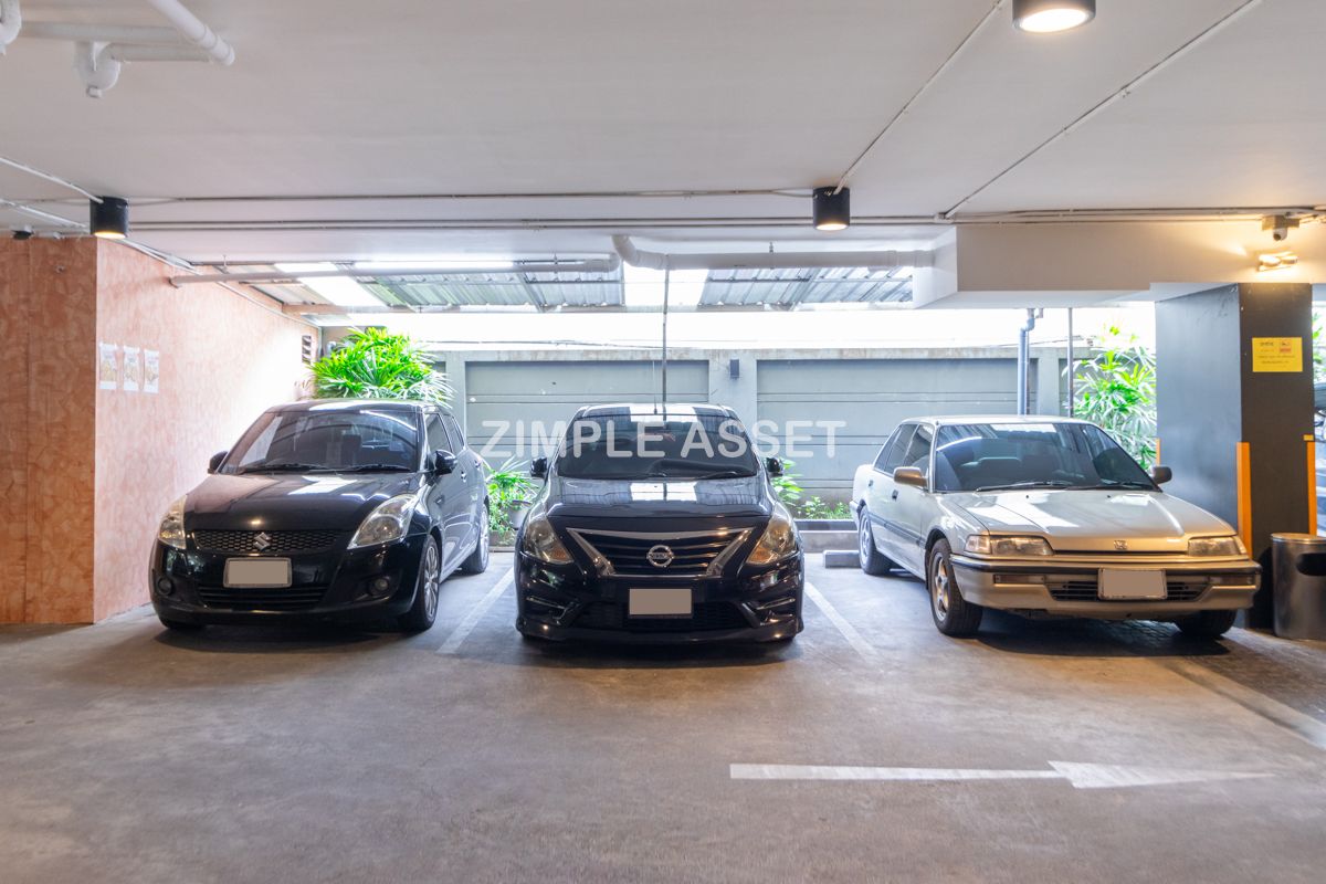 For RentSukhumvit, Asoke, Thonglor : Line ID: @zimple_asset Serviced Apartment in Thonglor, Newly renovated and fully furnished, featuring a rooftop swimming pool with city views. Conveniently located near BTS Thonglor.