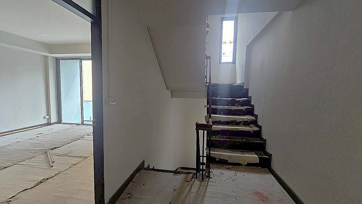 For RentShop HouseSukhumvit, Asoke, Thonglor : Newly renovated twin townhouse, ideal for both business and residential use ** NO CO-AGENT ** 