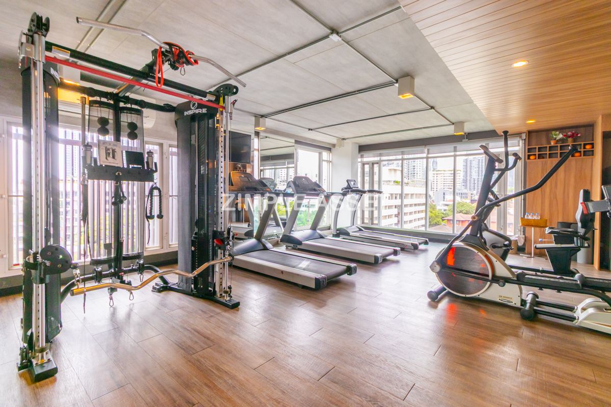 For RentSukhumvit, Asoke, Thonglor : Line ID: @zimple_asset Serviced Apartment in Thonglor, Newly renovated and fully furnished, featuring a rooftop swimming pool with city views. Conveniently located near BTS Thonglor.