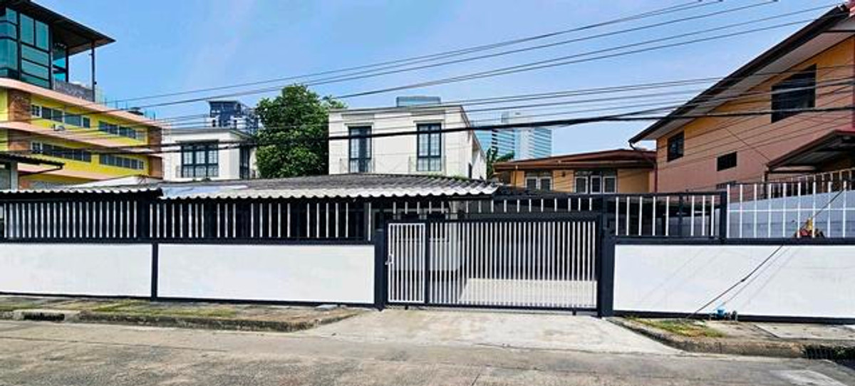 For RentOfficeRatchadapisek, Huaikwang, Suttisan : home office. 4bed Single-story house for rent MRT HuaiKhwang 590m.Pracharat Bamphen 2-10 314sq.m 74